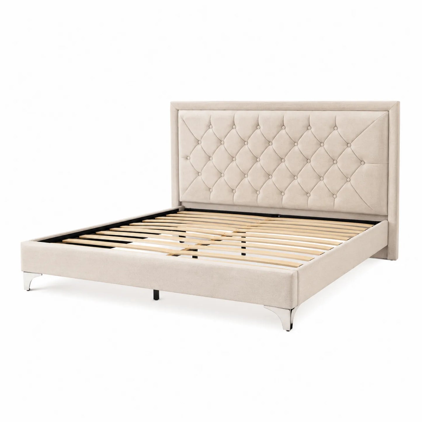 Cama tapizada de terciopelo beige con cabecero acolchado y estructura metálica