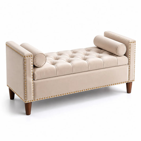 Banco tapizado en terciopelo beige con tachuelas y patas de madera