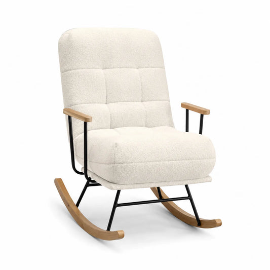 Sillón mecedora de tela bouclé blanca con marco de metal y reposabrazos de madera