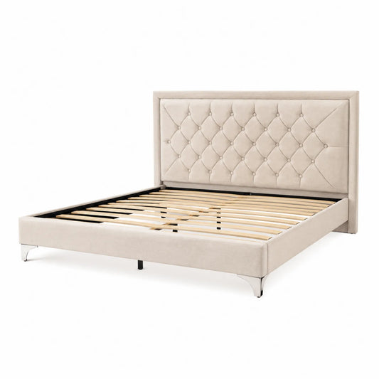 Cama tapizada de terciopelo beige con cabecero acolchado y estructura metálica